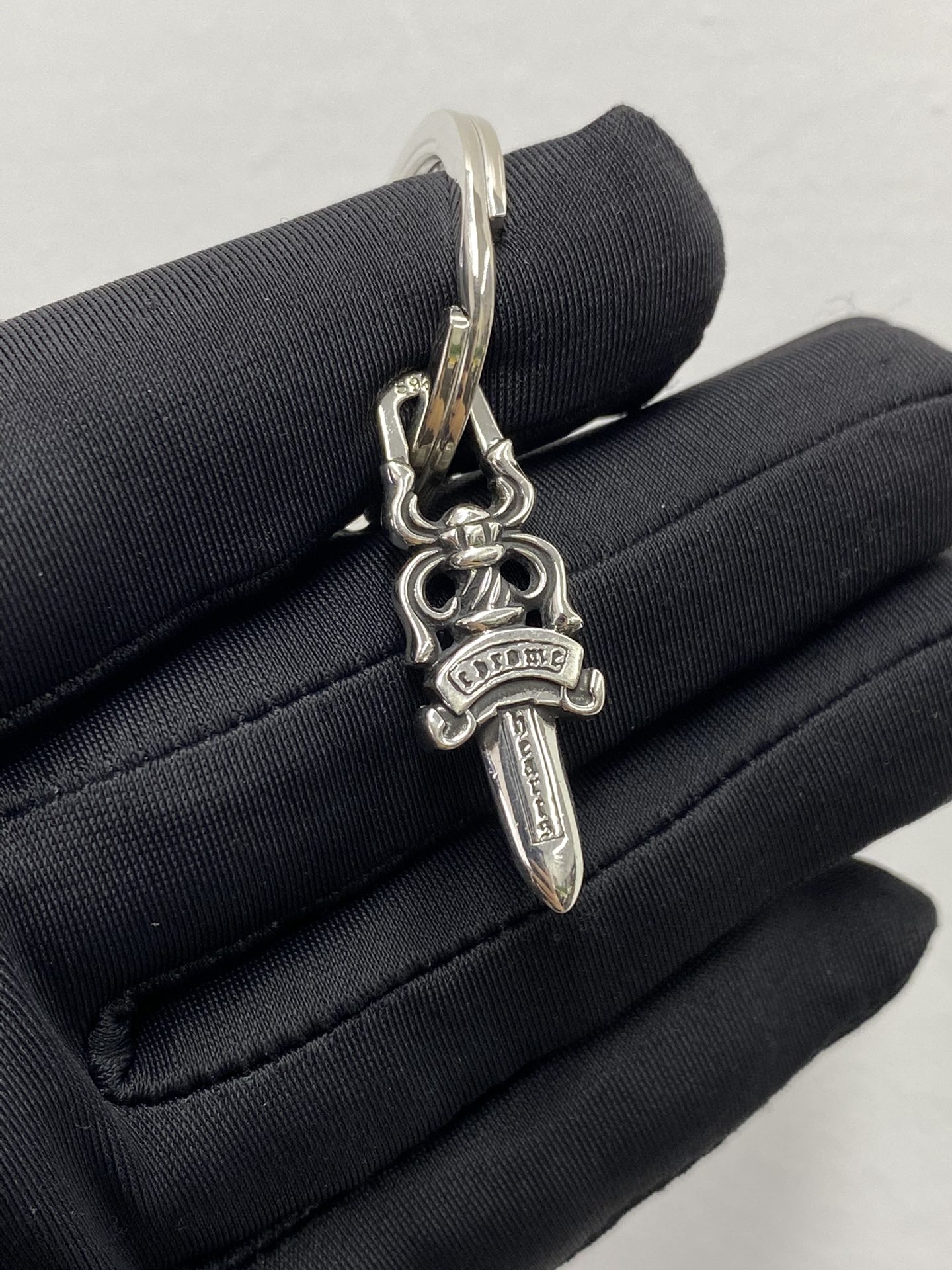 Large cross-shaped flat-headed sword keychain