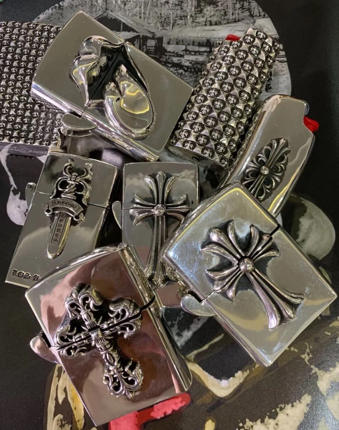 【Chrome Hearts Cross Zippo Lighter】Made entirely of 925 sterling silver with a vintage, distressed finish.Weight: 98 grams. Excellent build quality.A small toy for men, adding a touch of sophistication to smoking.