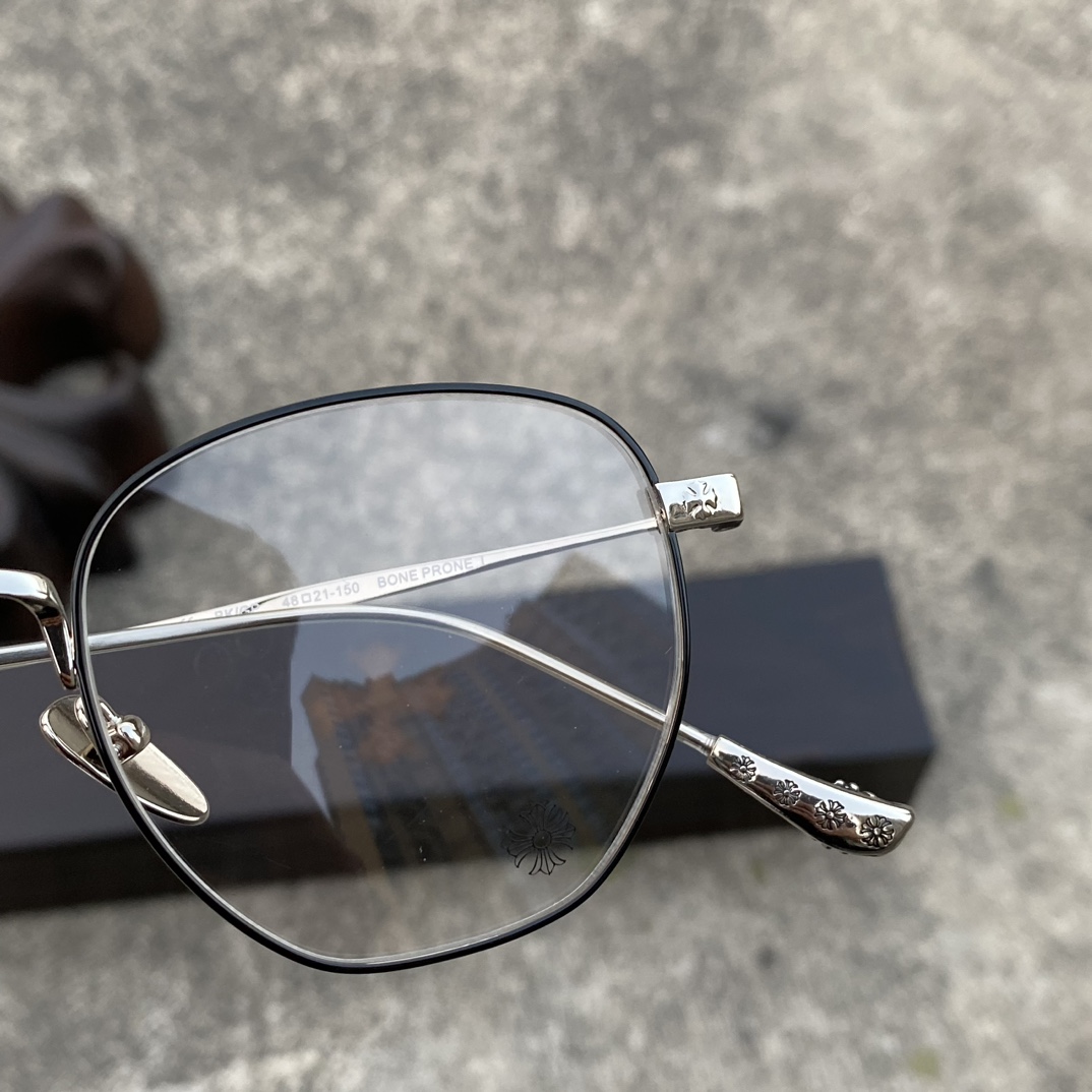 CH Ultralight Pure Titanium Cross-Shaped Glasses (Black and Silver)A super popular pair, identical to the original, with high-quality craftsmanship. Every detail is meticulously crafted, featuring exclusive hand-engraved lettering. Only a few hundr