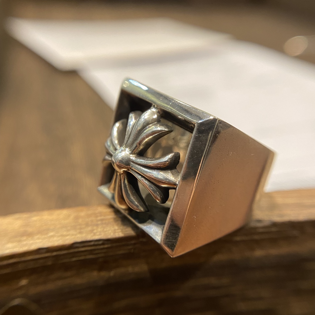 Chrome HeartsTop-quality domestic version: Hollowed-out cross ringAuthentic design, genuine-grade distressed and engraved finish, anodized textureYears of refinement, no further modifications needed. Original camera photos. The hollowed-out cro