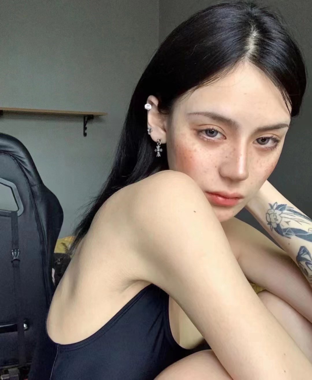 [Ready Stock, Ships Immediately] Chrome Hearts Babyfat Earrings. A best-selling classic earring style worn by numerous celebrities and influencers. Exclusive 14k gold post with cross-shaped details identical to the original. Distinguished from copper