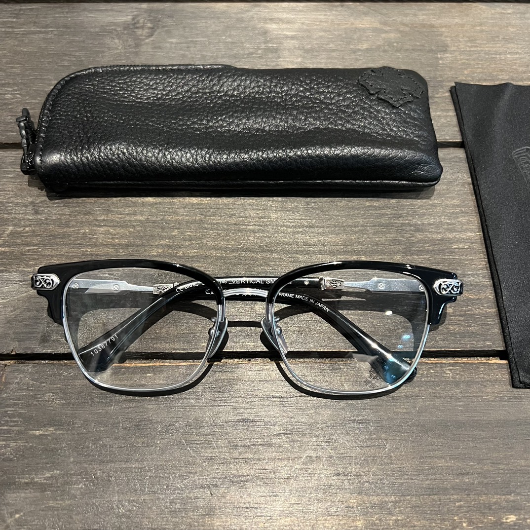 Chrome HeartsVine-patterned Glasses, Classic Black FrameTitanium alloy frame, as popular as Xue Zhiqian's glasses, unisex, classic vine element on the temples, impeccable detailsSizes: 54 (18-146)A universally flattering style, fashionable bla