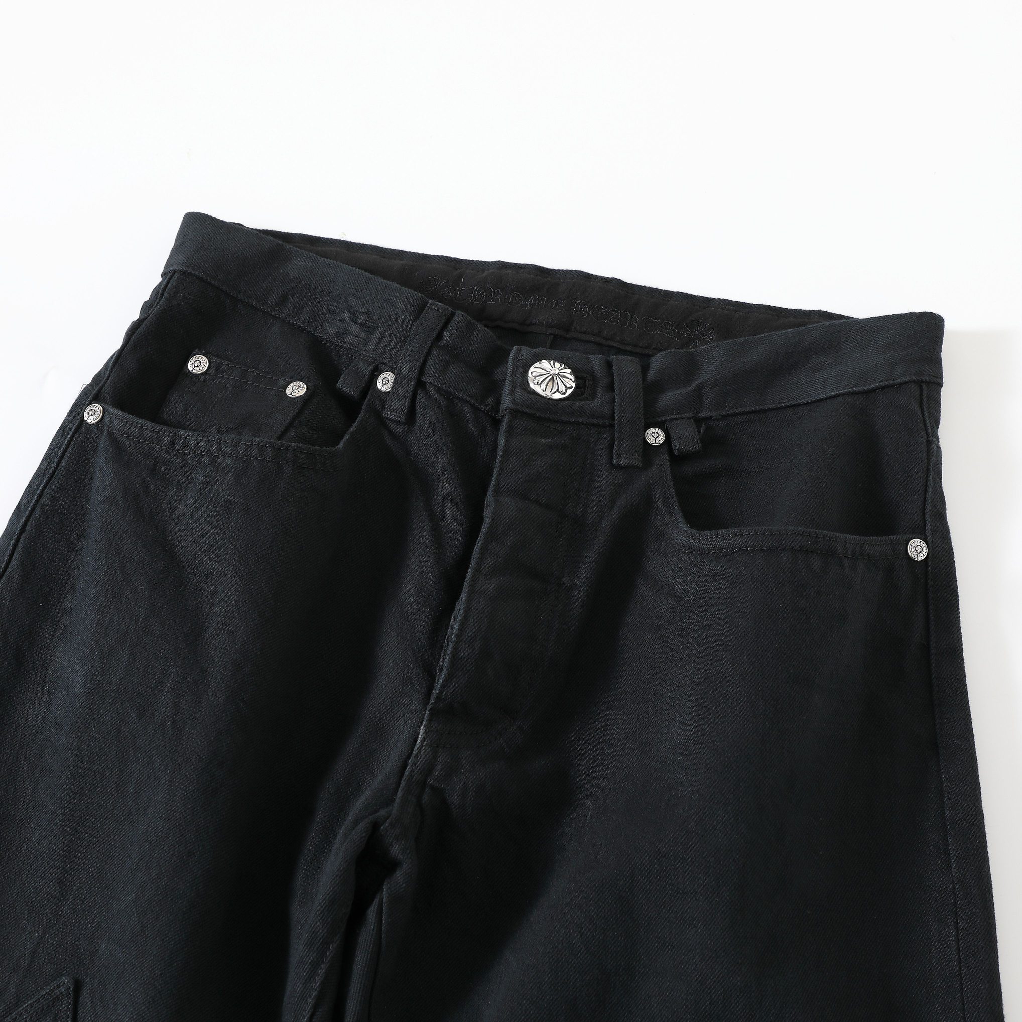 CH exclusively developed the Flame Red Label Fabric Sole, available in two versions (with and without flame). A boon for remake enthusiasts! Customize it to your liking. Made with original red-edged fabric, resulting in a high cost. The hardware also