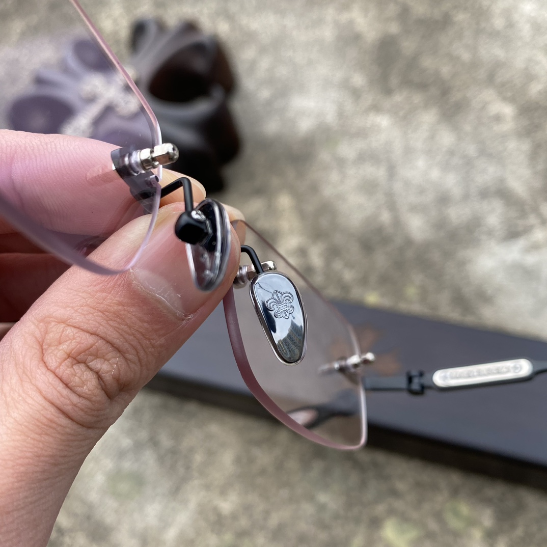 CH Frameless Cross-Patterned Matte Black GlassesA super popular pair, identical to the original, with high-quality nose pads and meticulous attention to detail. Exclusive hand-engraved lettering. Only a few hundred yuan!Glasses are personal items