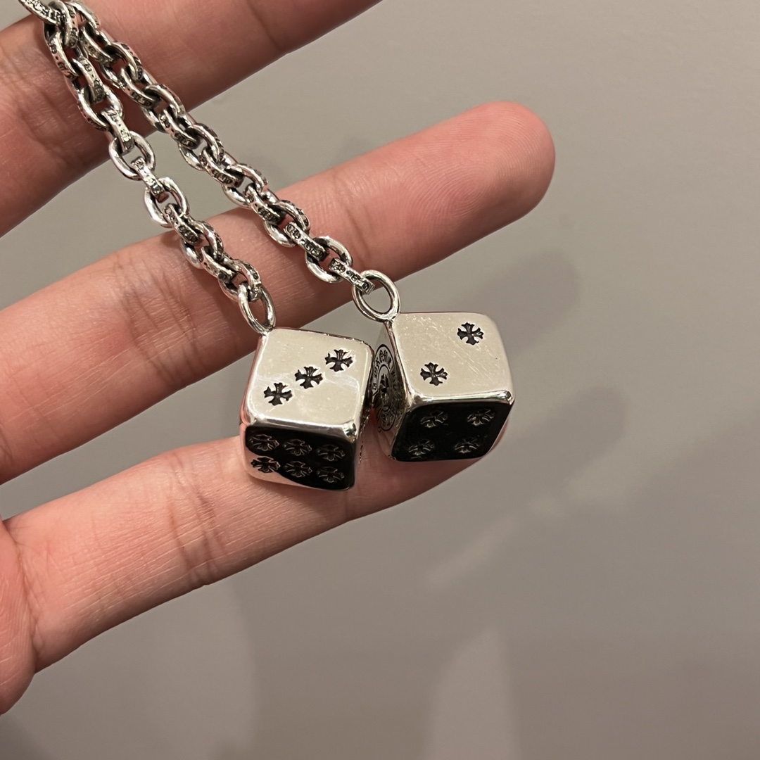 ✟𝐂𝐡𝐫𝐨𝐦𝐞𝐡𝐞𝐚𝐫𝐭✟Chrome Hearts New Dice KeychainWeight 70+ gramsPerfect for pairing with jeansAnd also great as a bag charm. Attention to detail.