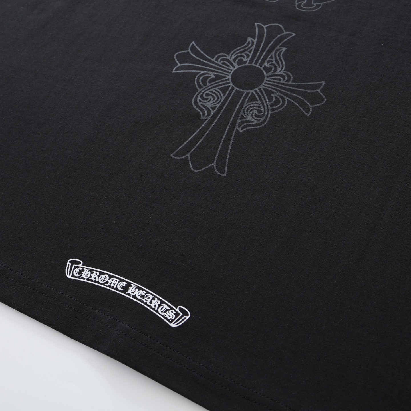 CH's new short-sleeved T-shirt with a subtle three-element pattern on the back. Available in two colors and all sizes. Made of 230g 26-knit cotton with a garment-wash finish. The print uses an ink-printing process. Custom-made accessories. Produced b