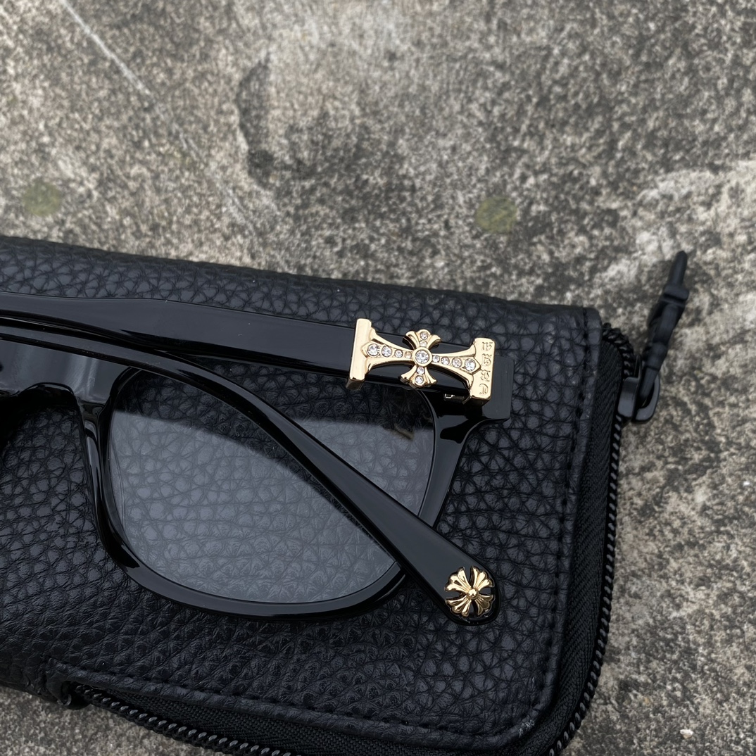 Chrome Hearts Gold Cross Black Frame Diamond-Studded GlassesExtremely comfortable to wear. This is another top-quality pair of glasses. The cross logo is printed on both sides of the frame, understated yet detailed. Suitable for both men and women.