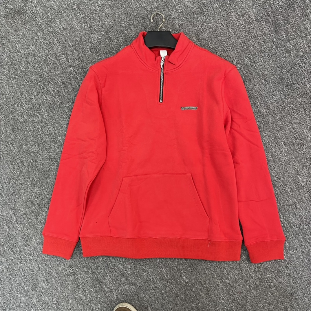 Chrome Hearts' latest cross-stitch stand-collar sweatshirt. Made from custom-dyed pure cotton fabric, with imported ink printing for a three-dimensional effect. The embroidery is full and detailed, featuring thousands of stitches. Perfectly customize