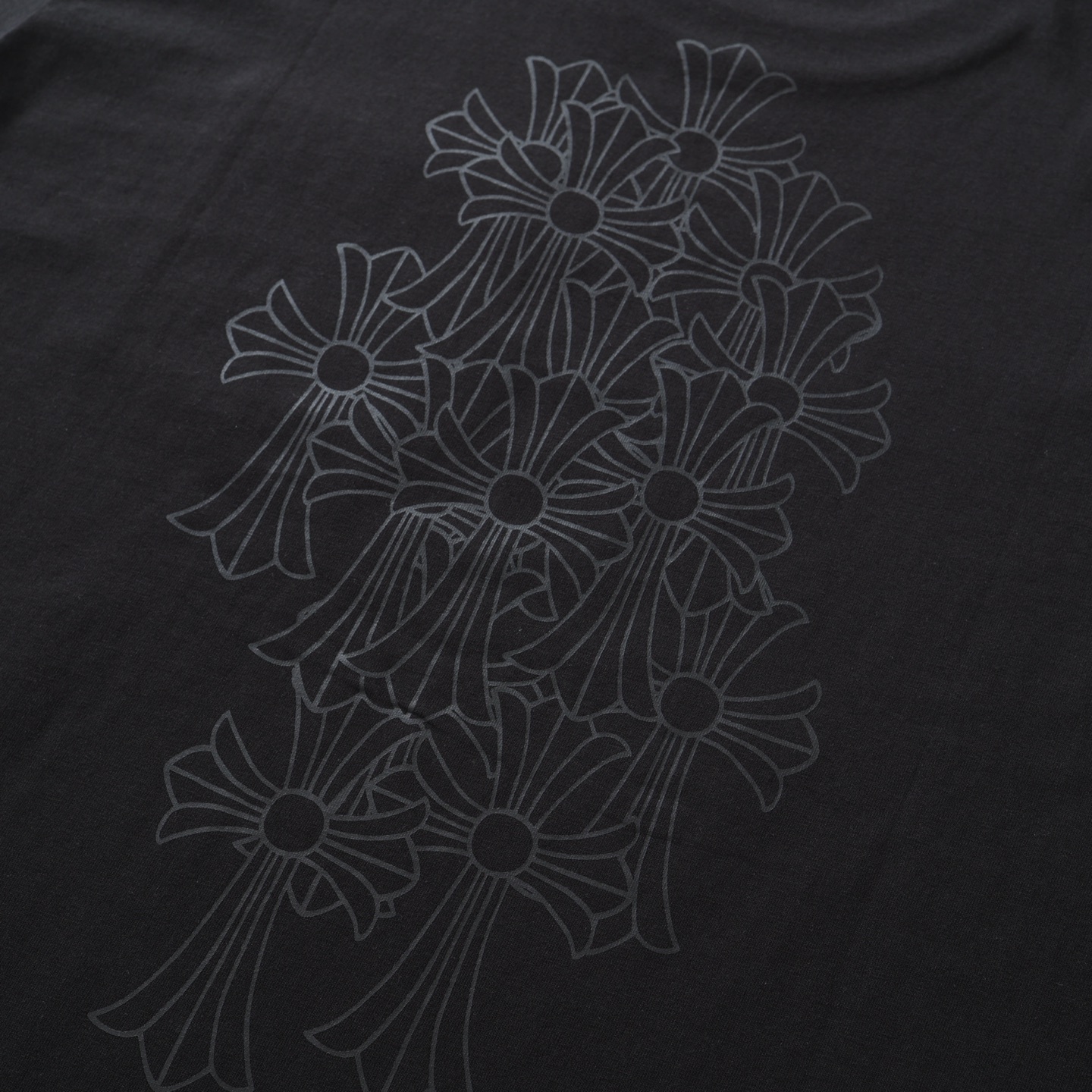 CH's new Phantom Cross Short-Sleeve T-Shirt. Available in two colors and all sizes. Made of 230g 26-knit cotton with a garment-wash finish. The print uses an ink-printing process. Custom-made accessories. High-quality craftsmanship from a reputable m