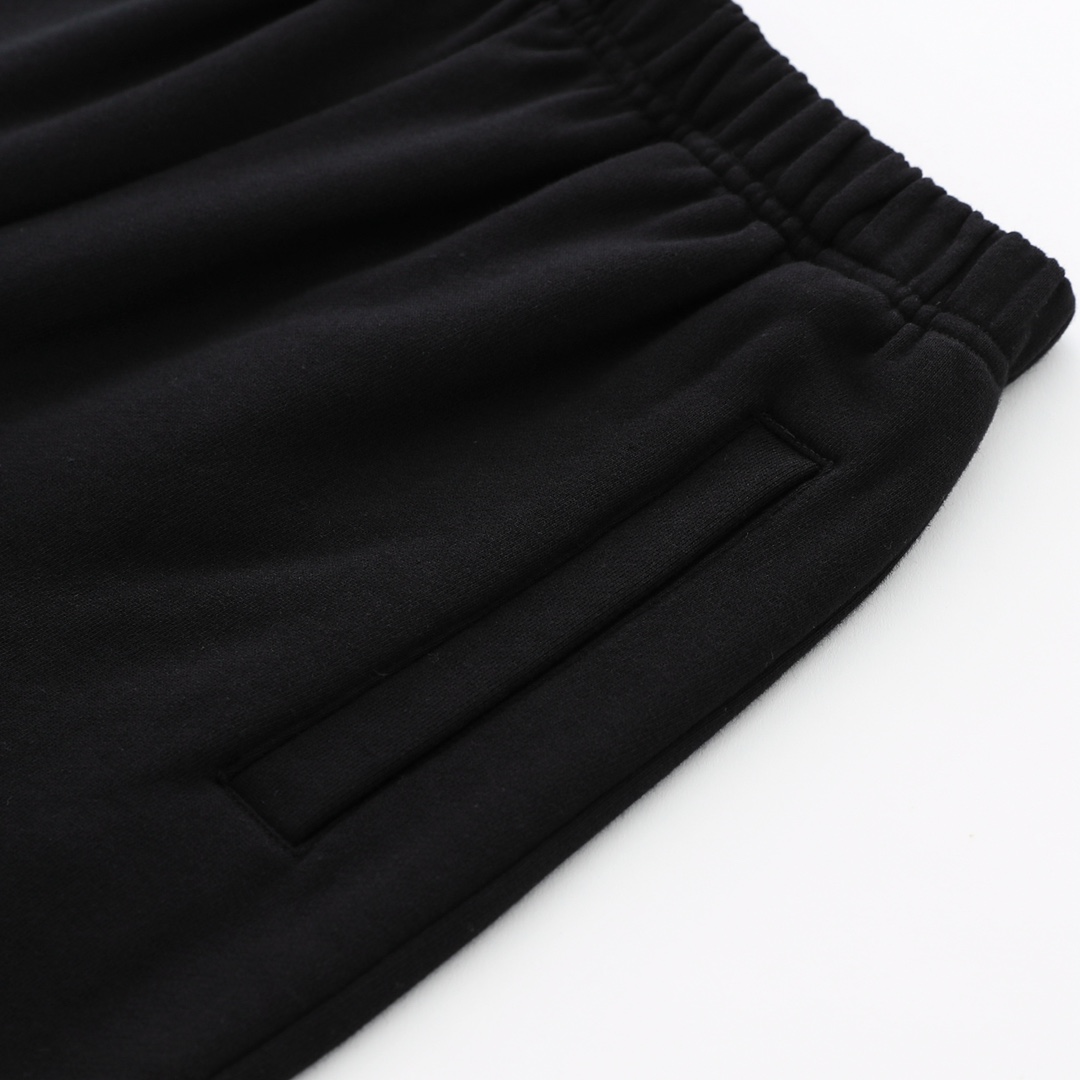 CH's new cross shorts. Two colors and all sizes are now available. Made with 330g imported natural heather yarn, woven by Conny Ltd., for a soft and comfortable feel (unlike domestic terry cloth). The garment features a washed finish. The pocket lini