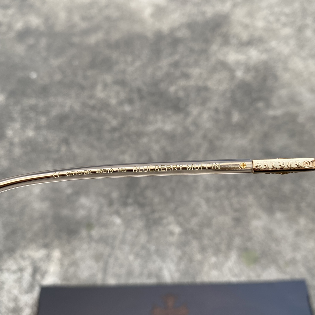 CH Pink Transparent Gold Cross Flower GlassesA super popular pair, identical to the original, with high-quality nose pads and meticulous attention to detail. Exclusive hand-engraved lettering. Only a few hundred yuan!Glasses are personal items; w