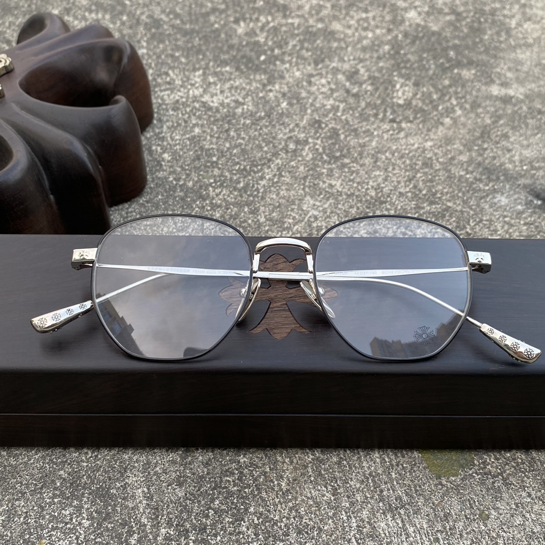 CH Ultralight Pure Titanium Cross-Shaped Glasses (Black and Silver)A super popular pair, identical to the original, with high-quality craftsmanship. Every detail is meticulously crafted, featuring exclusive hand-engraved lettering. Only a few hundr