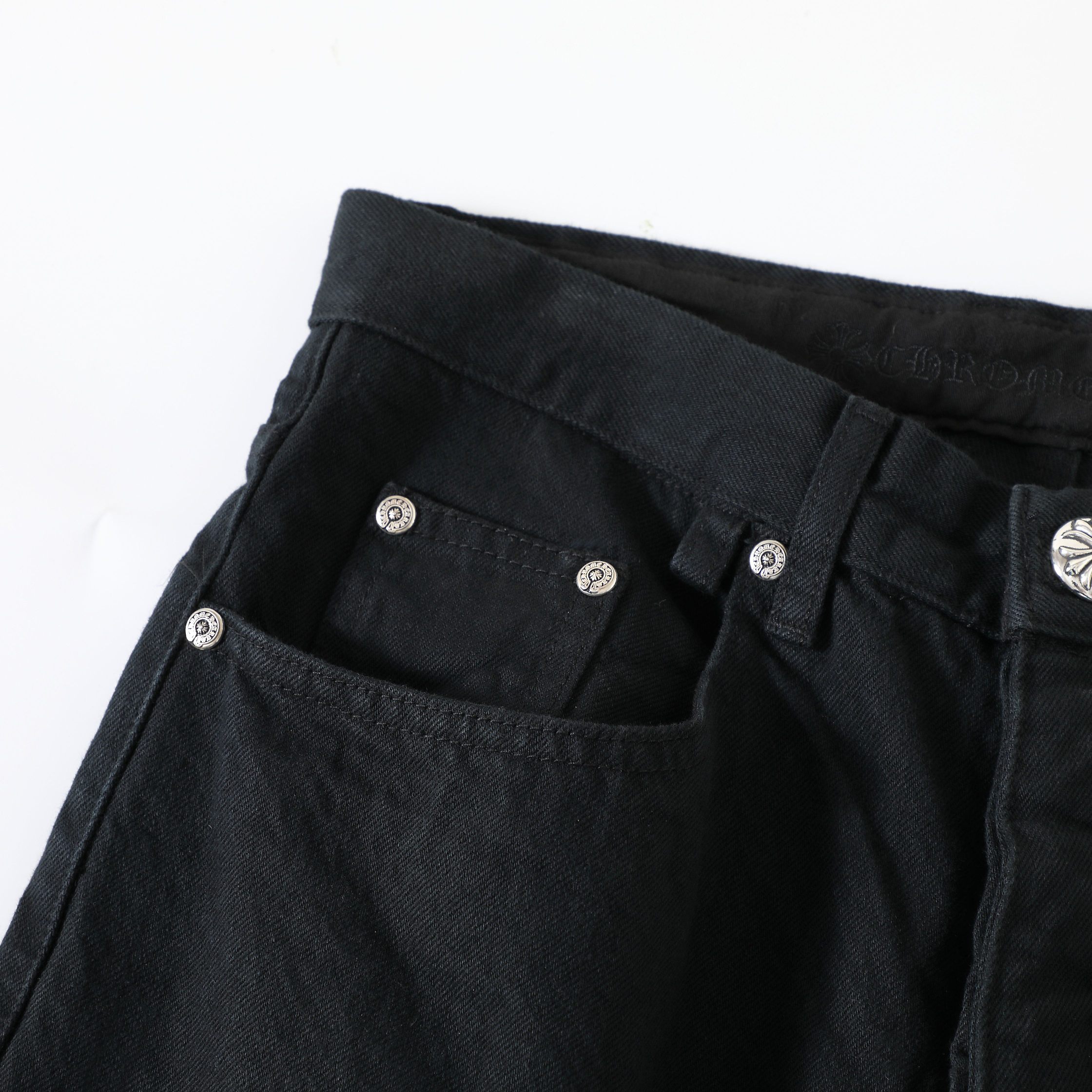 CH exclusively developed the Flame Red Label Fabric Sole, available in two versions (with and without flame). A boon for remake enthusiasts! Customize it to your liking. Made with original red-edged fabric, resulting in a high cost. The hardware also