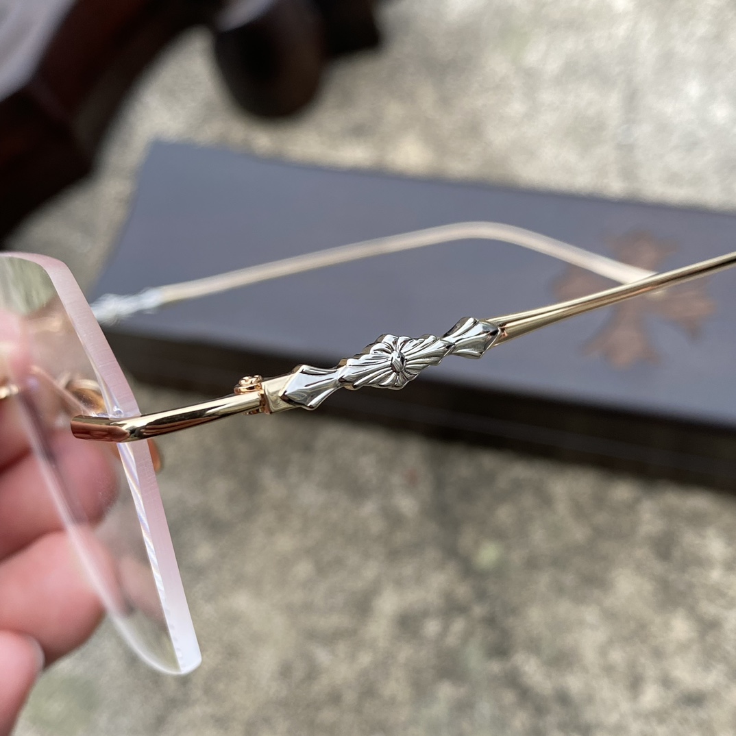 CH Frameless Square Gold Cross GlassesA super popular model, identical to the original, with high-quality nose pads and meticulous attention to detail. Exclusive hand-engraved lettering. Only a few hundred yuan!Glasses are personal items; we do n