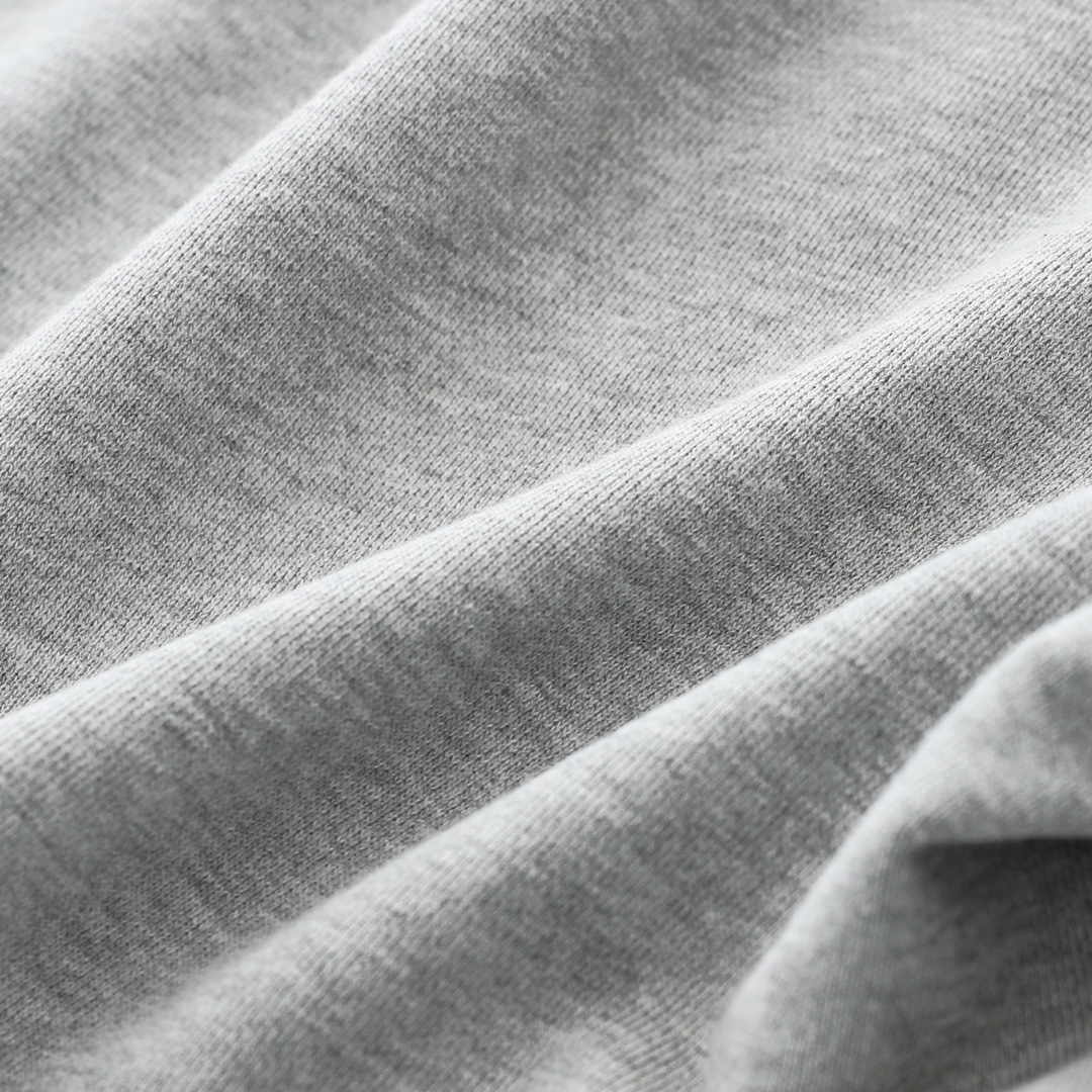 CH's new cross shorts. Two colors and all sizes are now available. Made with 330g imported natural heather yarn, woven by Conny Ltd., for a soft and comfortable feel (unlike domestic terry cloth). The garment features a washed finish. The pocket lini