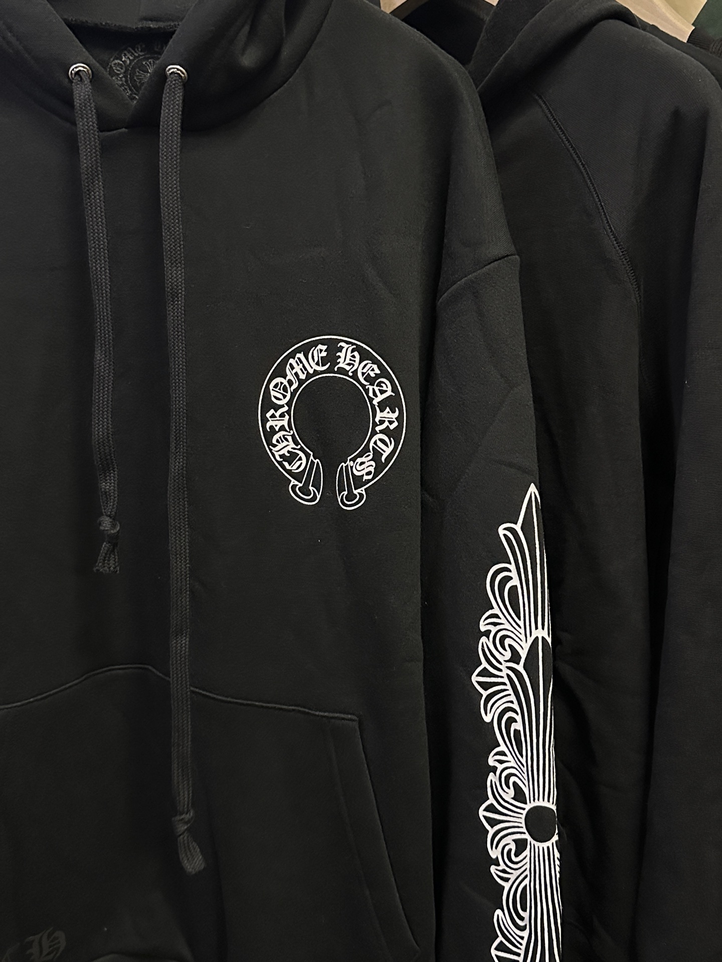 Chrome Heart Classic Black Horseshoe Floral Print Hooded SweatshirtThin Fleece LiningOriginal Print ProcessSizes S-XL