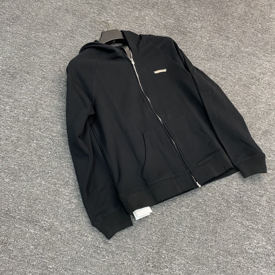 Chrome Hearts' latest cross-stitch embroidered zip-up sweatshirt. Made from custom-dyed pure cotton fabric, with imported ink printing for a three-dimensional effect. Exquisite embroidery with thousands of stitches. Perfectly customized!Sizes: S M