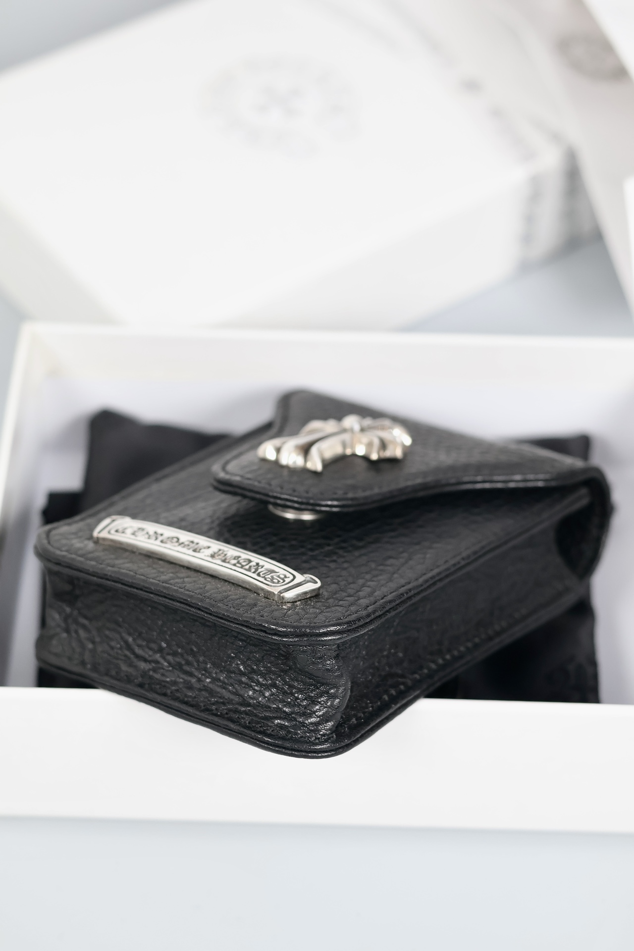 CH-shaped cigarette case