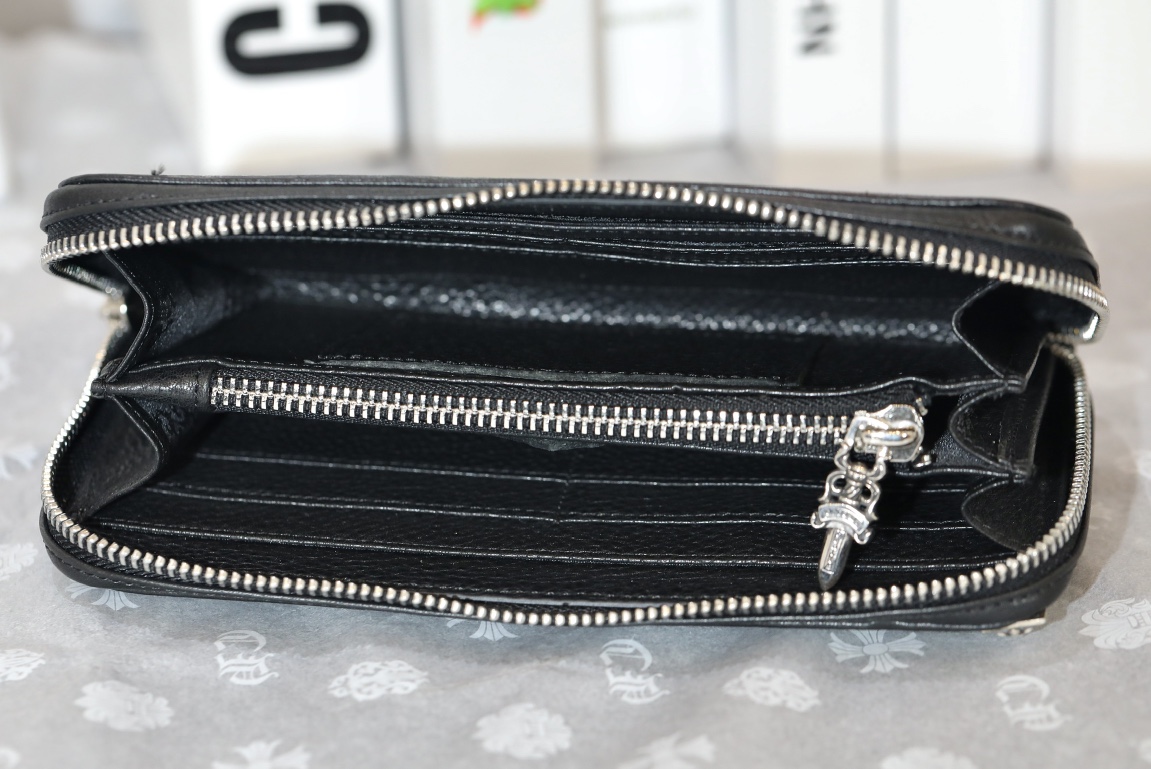 CH 36-inch long zipper wallet