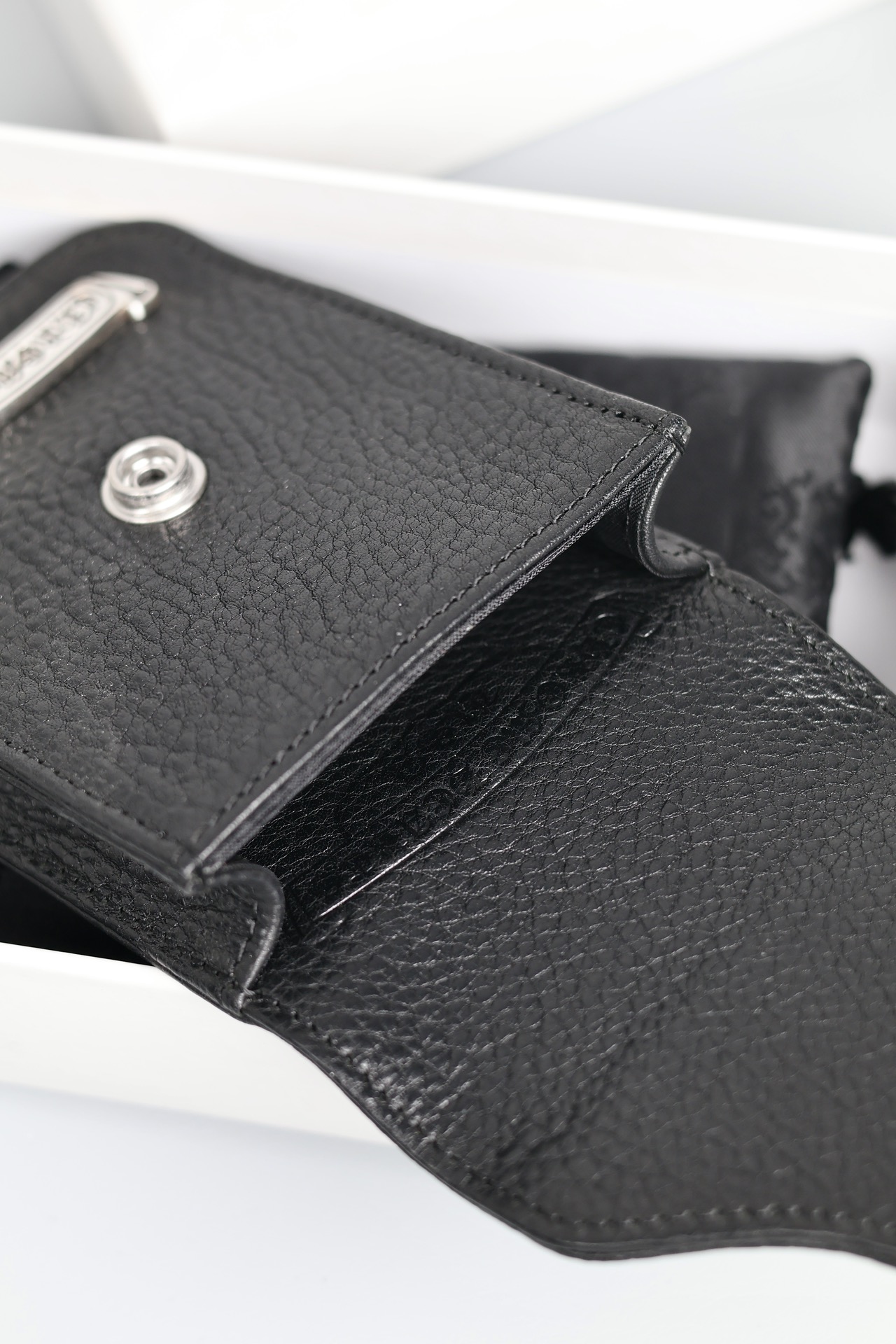 CH-shaped cigarette case