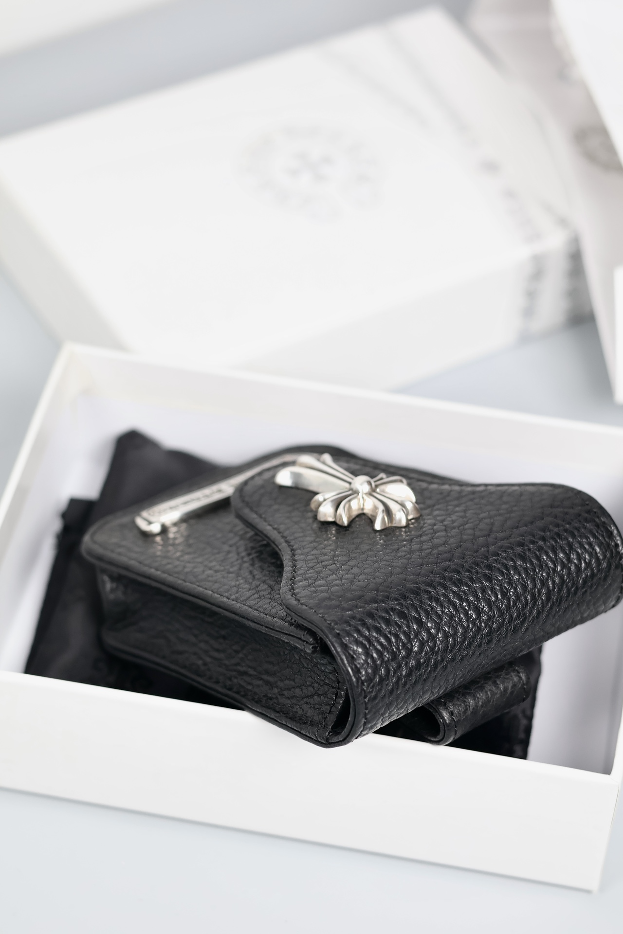 CH-shaped cigarette case