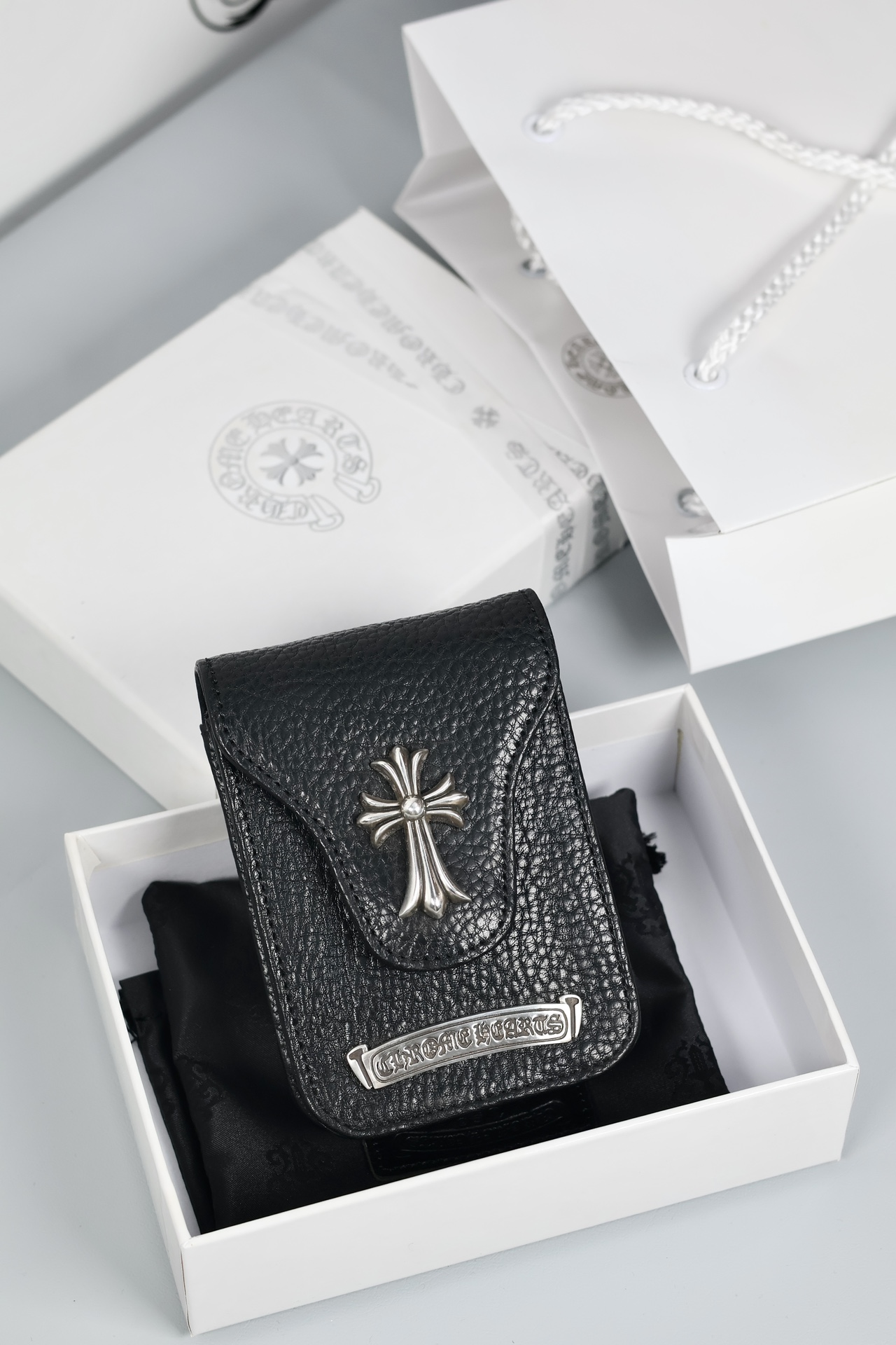 CH-shaped cigarette case