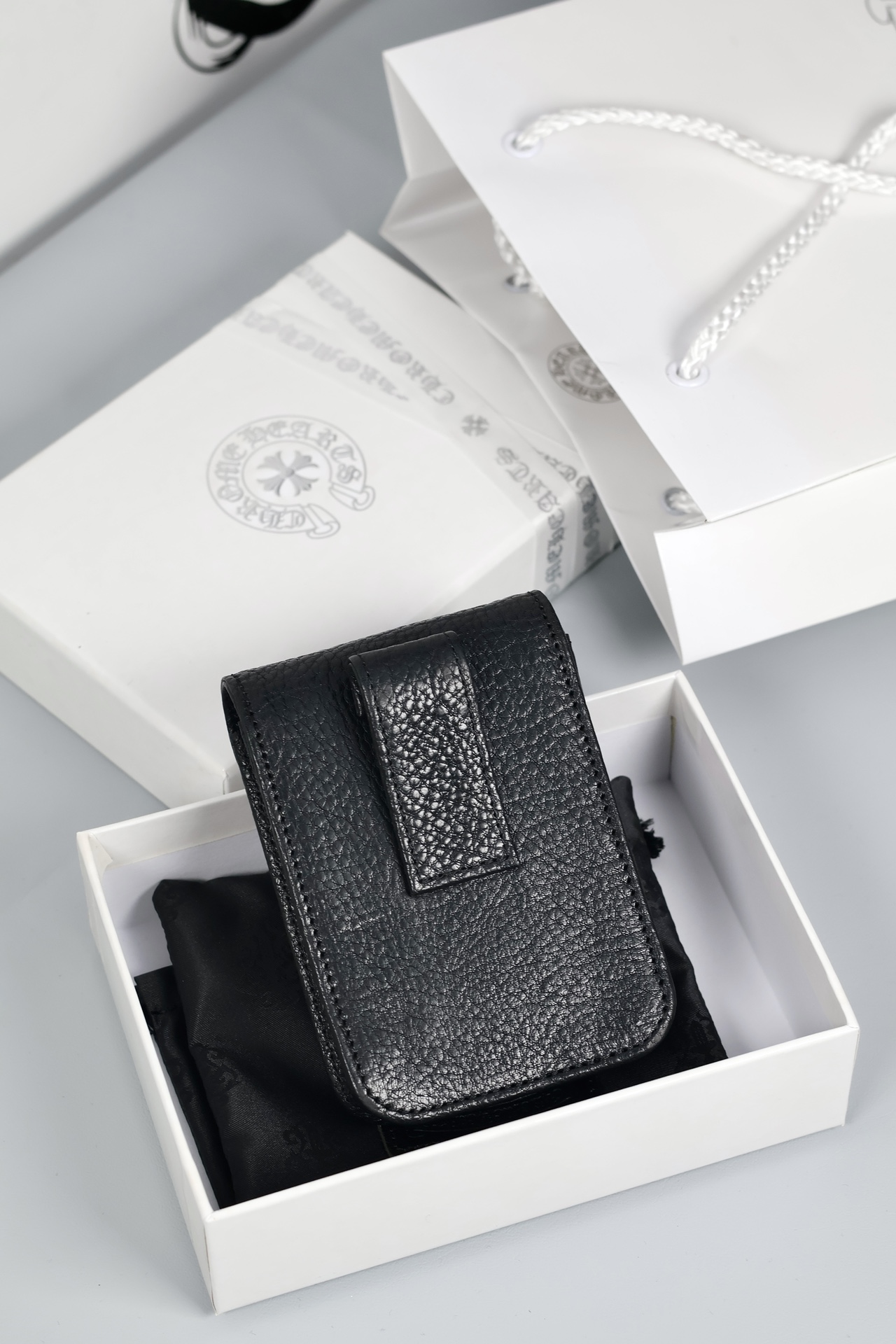 CH-shaped cigarette case