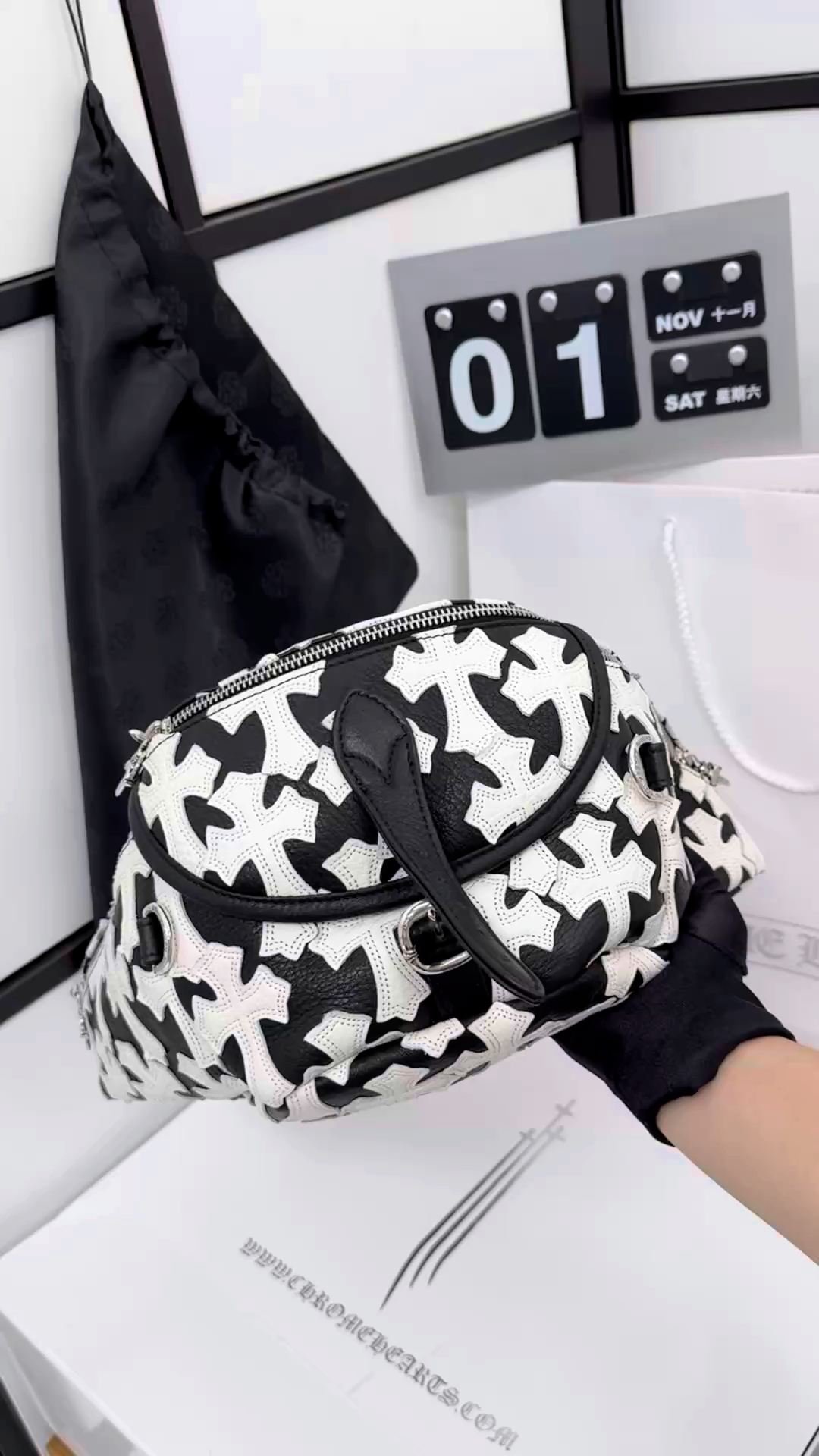 CH_ Snat Pack Classic Medium Waist Bag/Crossbody Bag (Black and White)