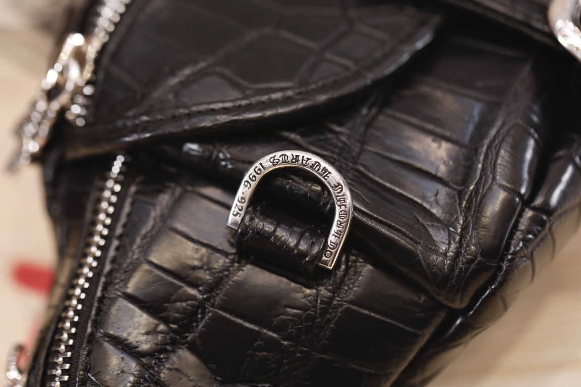 CH SHIPPING XL Fanny Pack Crossbody Bag ♞ From fashion bloggers on the streets of Fashion Week to popular idols in celebrity street style photos, everyone is using fanny packs!