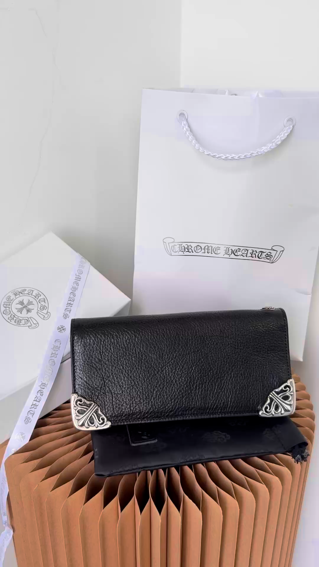 CH Rounded-edge long flip-top wallet