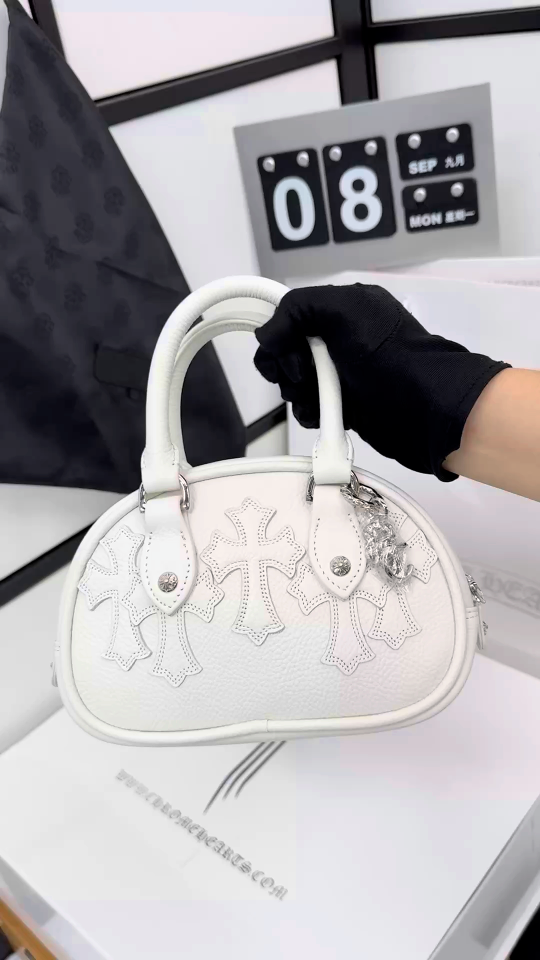 CH｜gym bag, white bowling bag