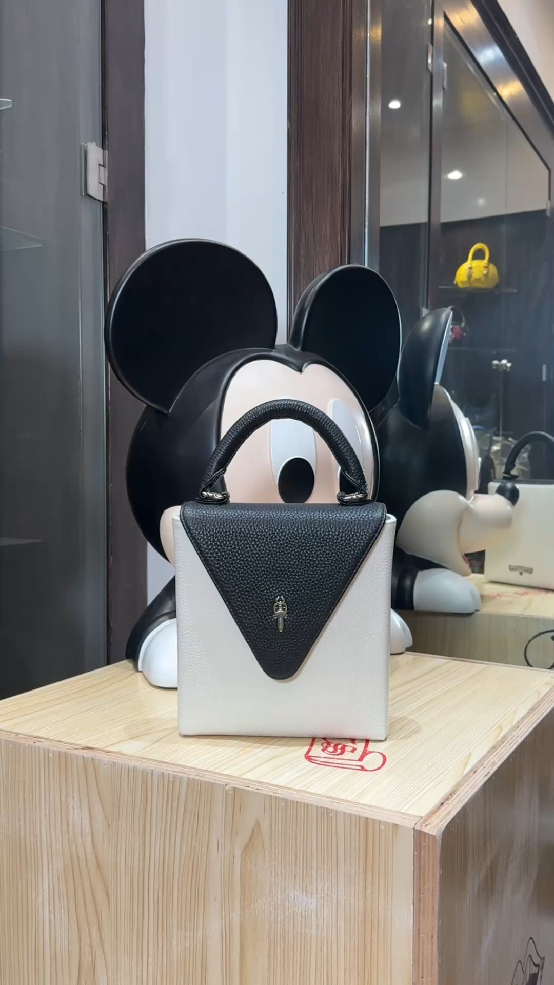 CH_ 𝐁𝐞𝐥𝐥𝐚 Limited Edition Square Handbag in Black and White Color Block