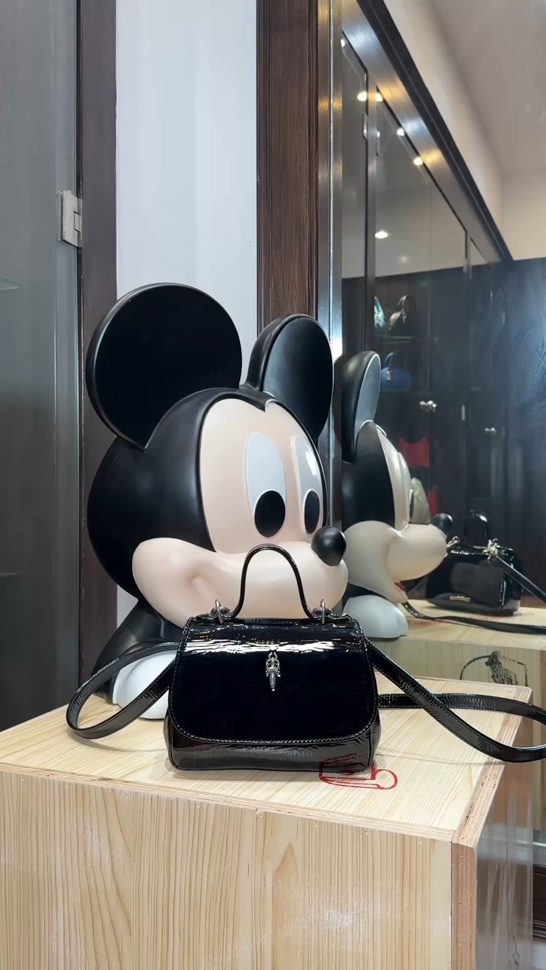 CH｜Philanthus Pihanna Limited Edition Black Shoulder/Handbag ✩ Dimensions: 18.5 x 6 x 14.5 Wrist Height: 6.5