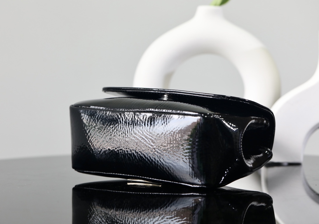 CH｜Philanthus Pihanna Limited Edition Black Shoulder/Handbag ✩ Dimensions: 18.5 x 6 x 14.5 Wrist Height: 6.5