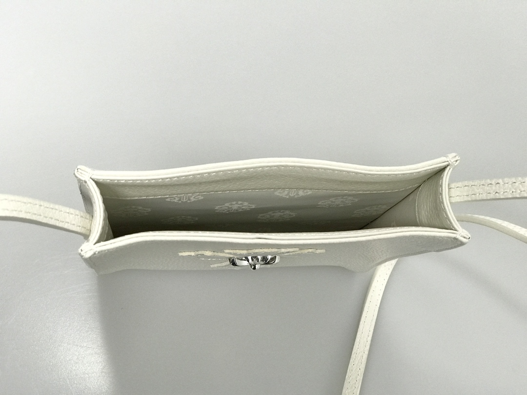CH｜White Square Crossbody Bag