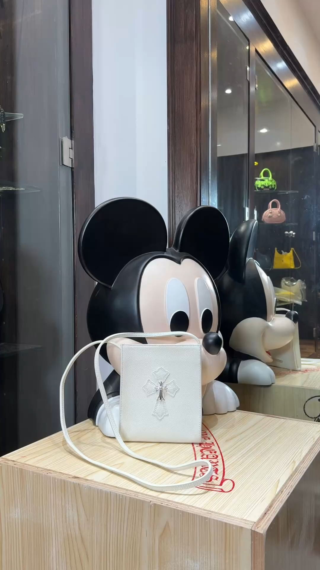 CH｜White Square Crossbody Bag