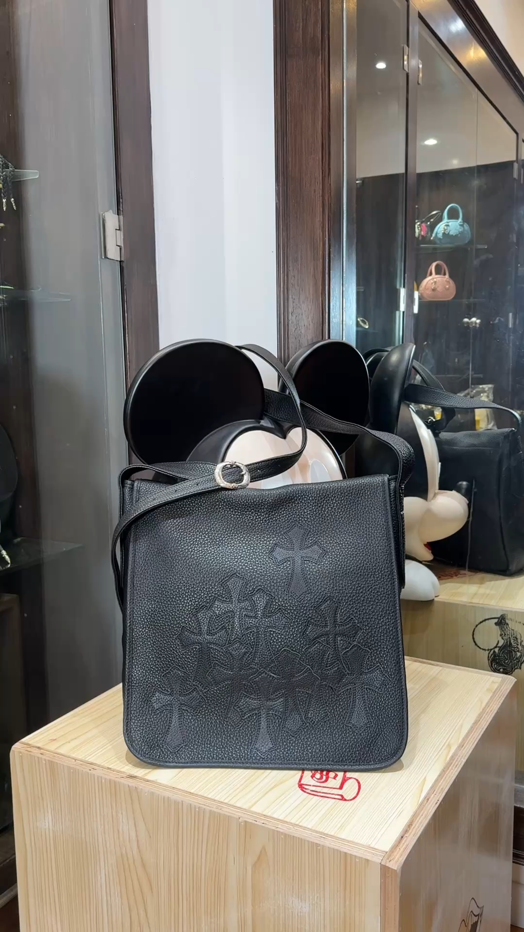 CH_ All Black Cross-Shaped Crossbody Bag