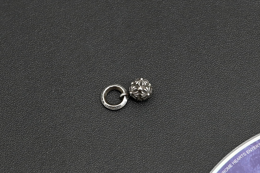 CH Pyramid Plus Ball Cross Pendant [Weight approx. 4.7g]