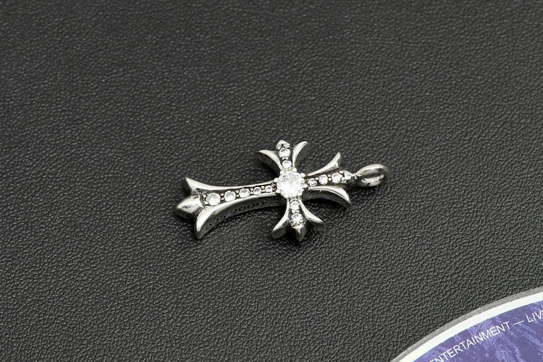 CH Diamond Cross Pendant [Approx. 6.5g]