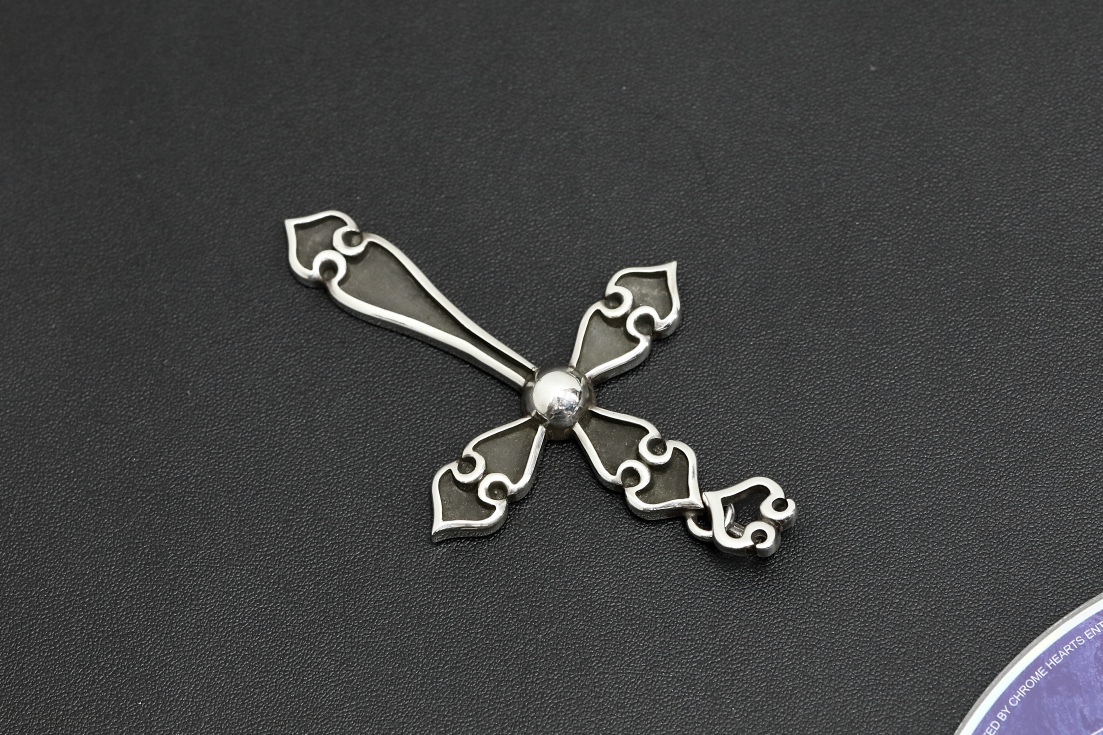 CH Heart Cross Pendant [Weight approx. 34.2g]