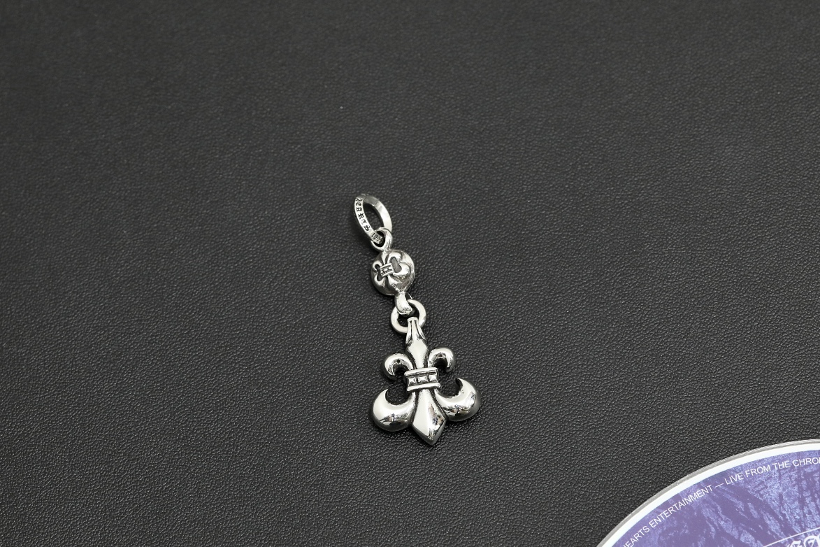 CH Scout Flower Pendant + Beaded Charm [Weight approx. 14.5g]