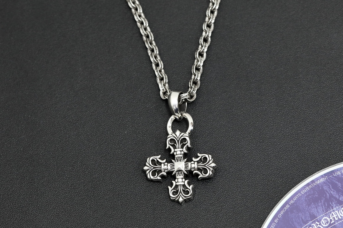 CH Square Cross Flower Pendant [Weight approx. 17.7g]