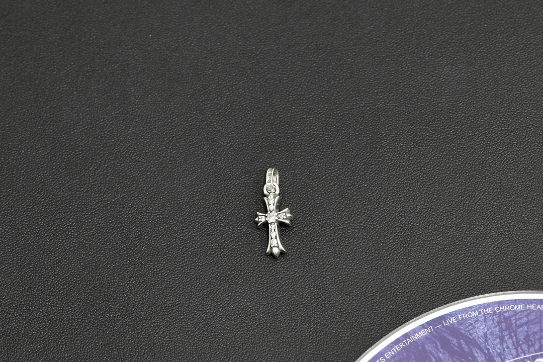 CH mini cross single-sided diamond pendant [Weight approx. 2.2g]