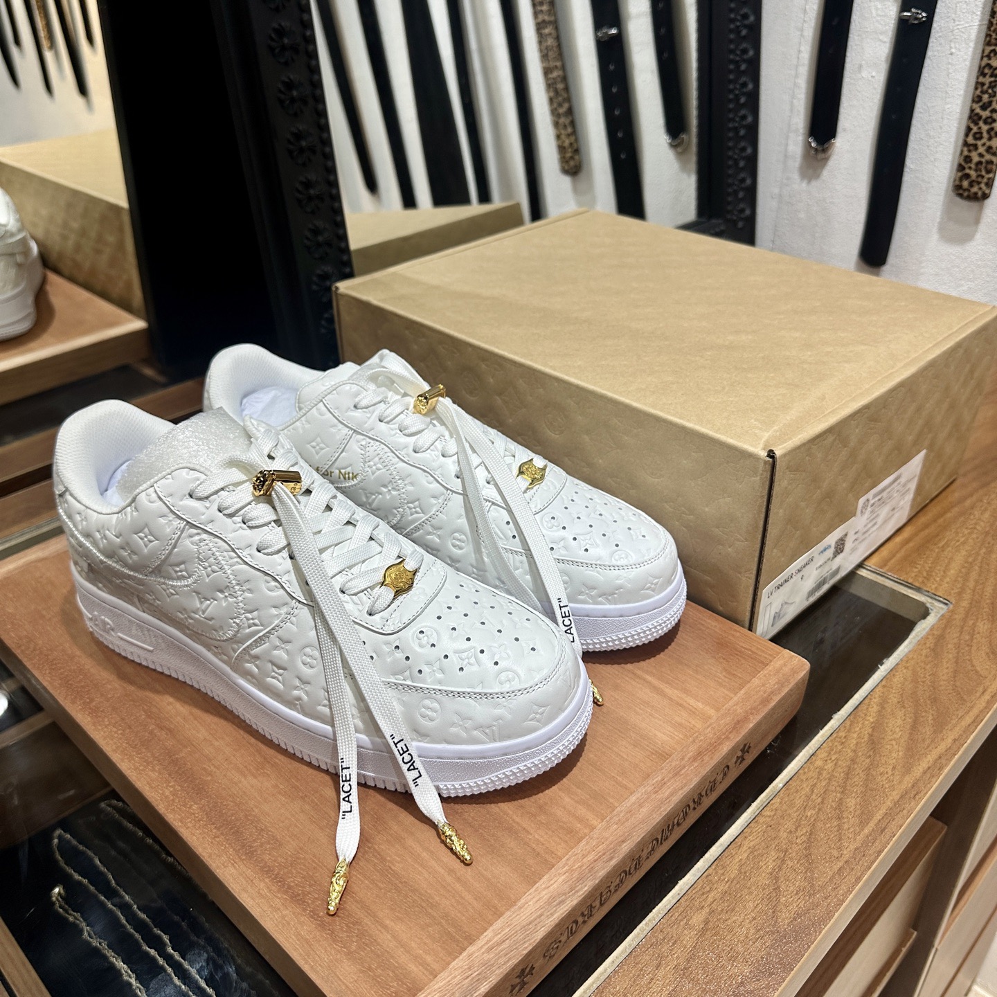 CH x Nike AF1 x Louis Vuitton ultra-rare three-way collaboration edition.