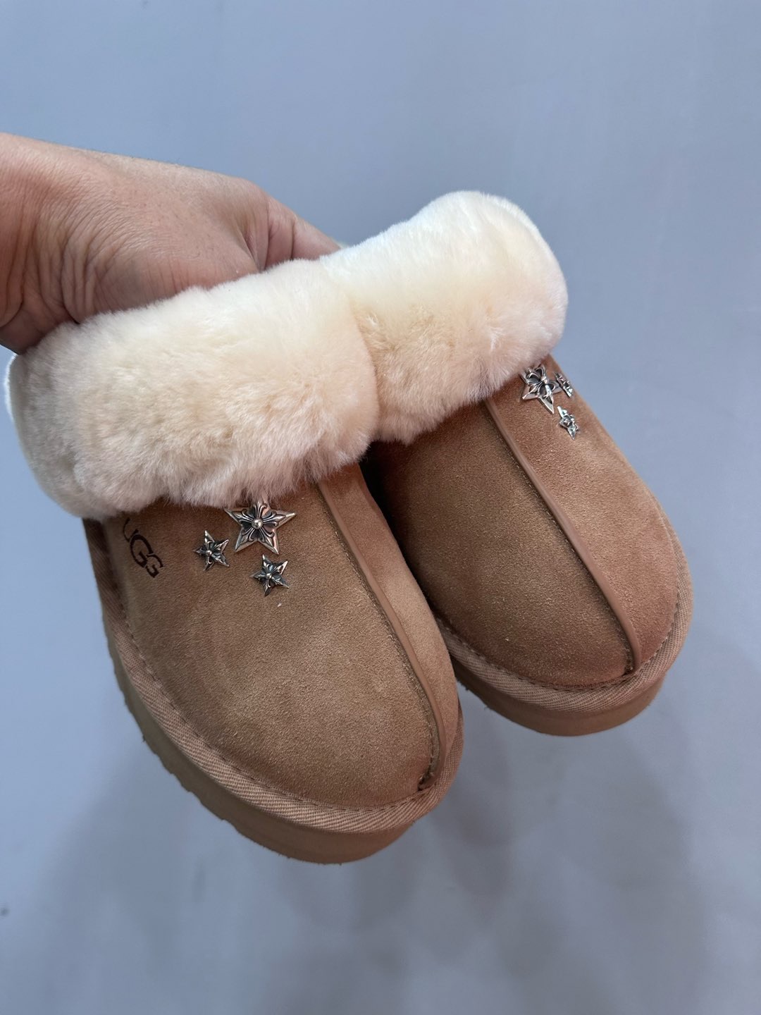CH x UGG new style women's khaki leather and fur combined slippers.
