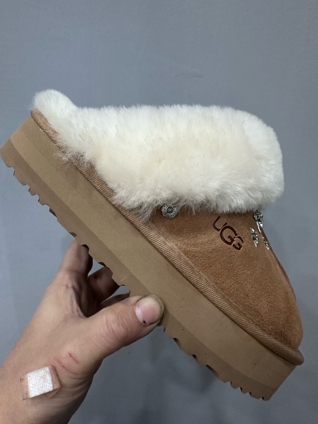 CH x UGG new style women's khaki leather and fur combined slippers.