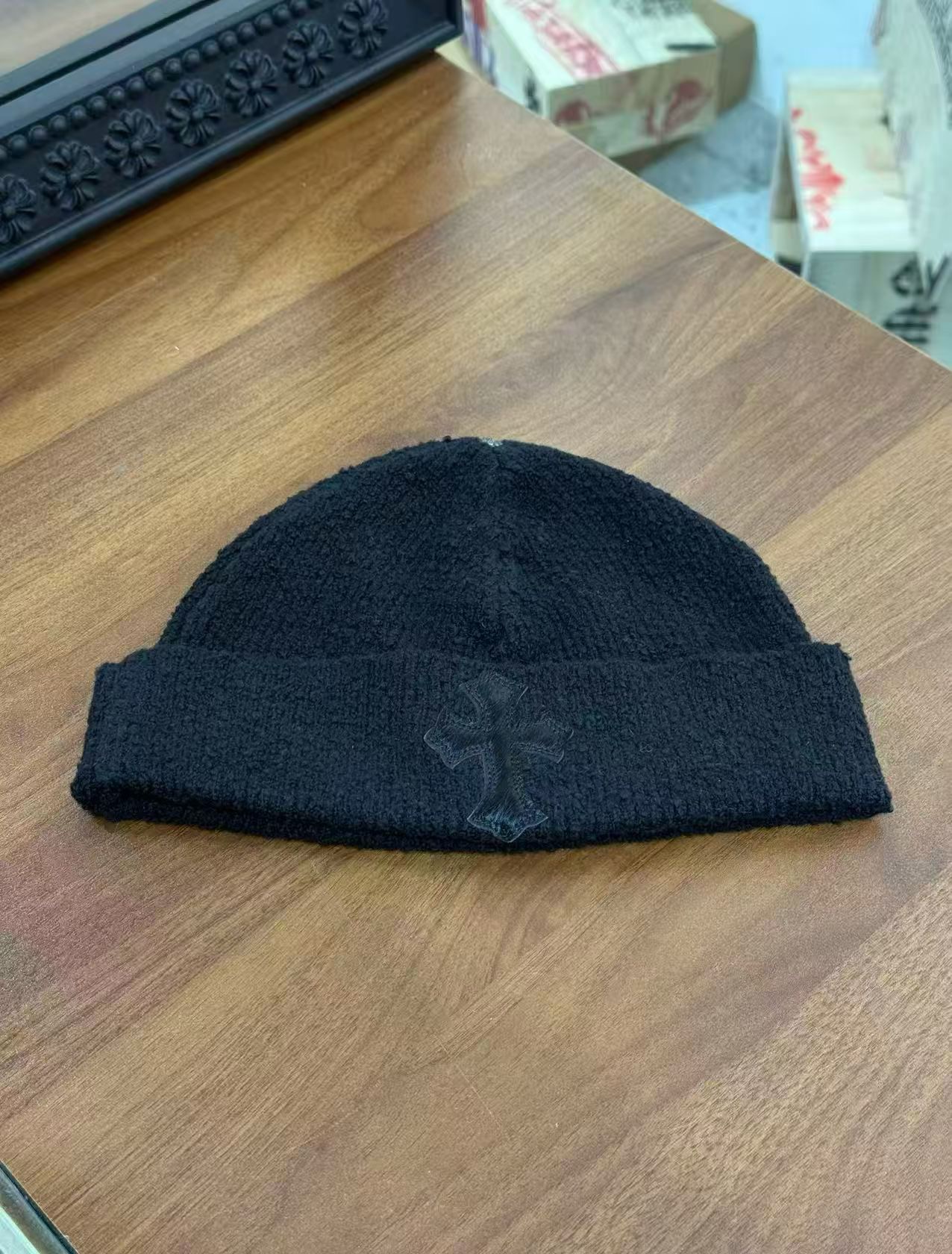 CH Black horsehair cross-shaped scarf. Black cold hat.