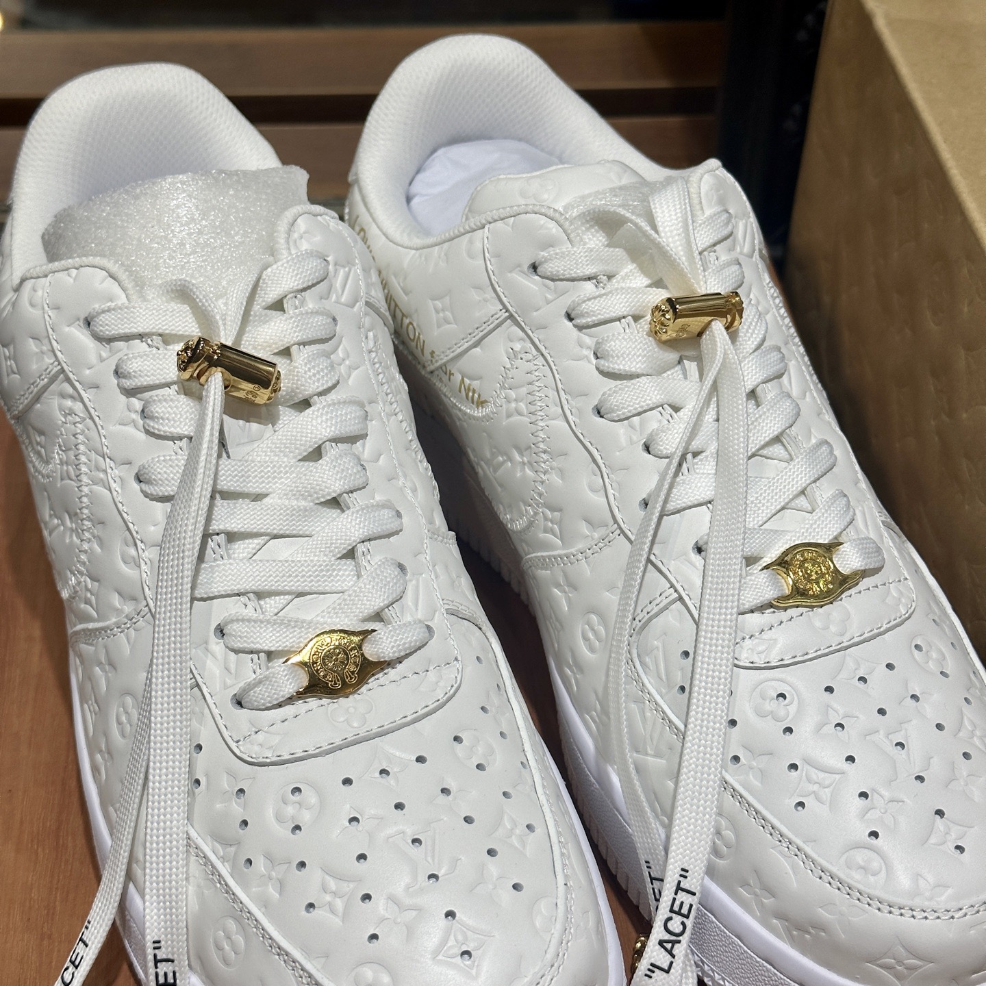 CH x Nike AF1 x Louis Vuitton ultra-rare three-way collaboration edition.