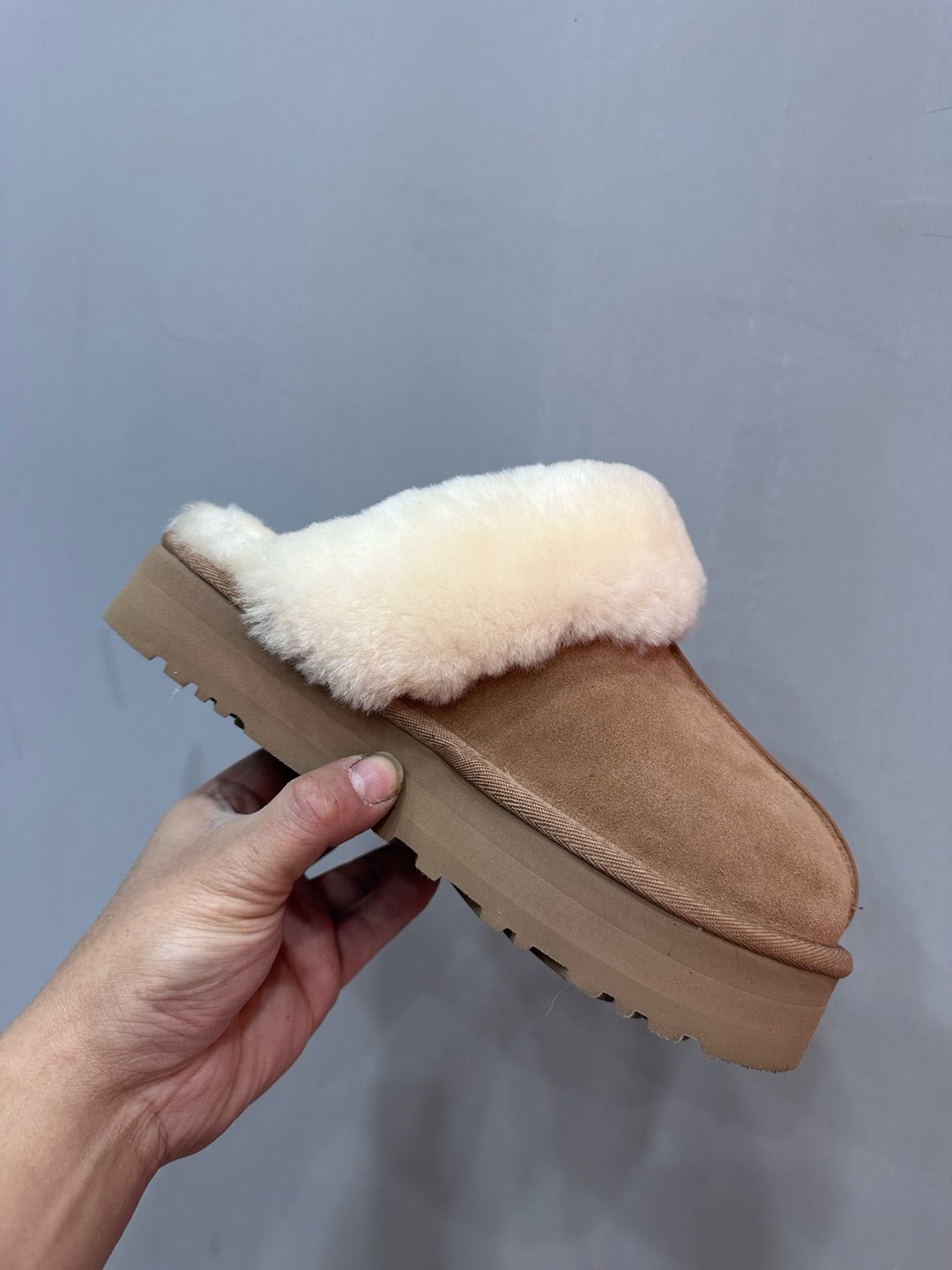 CH x UGG new style women's khaki leather and fur combined slippers.