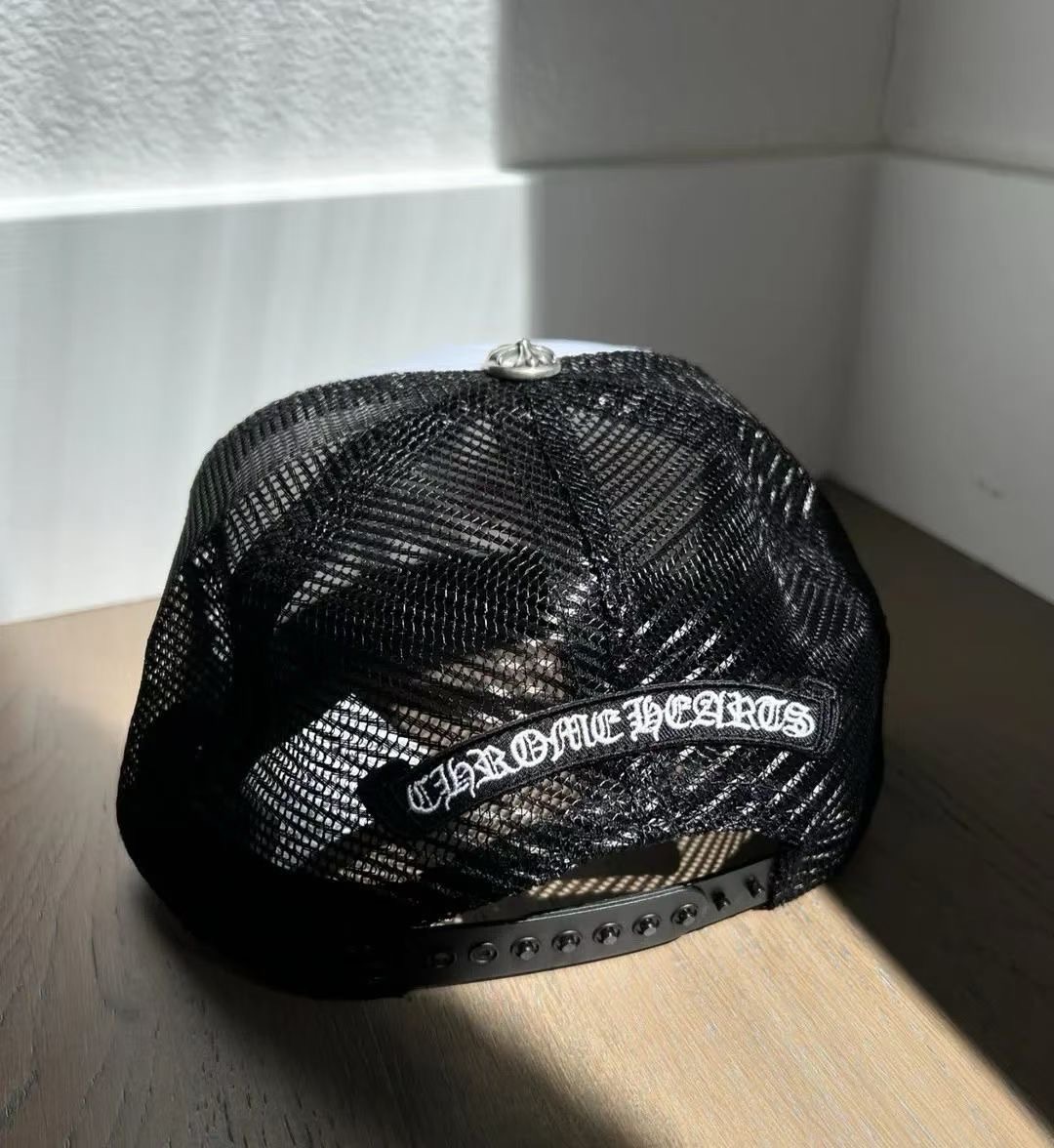 Three adjustable cross-shaped baseball caps made of CH.